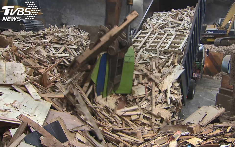 回收「廢棄木材」　打造木製藝術品