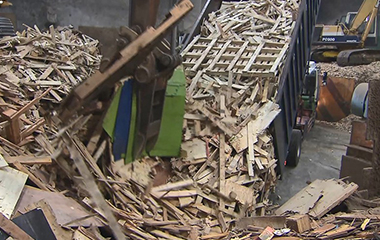 回收「廢棄木材」　打造木製藝術品