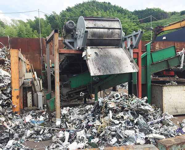 Large white goods crushing and iron removing system